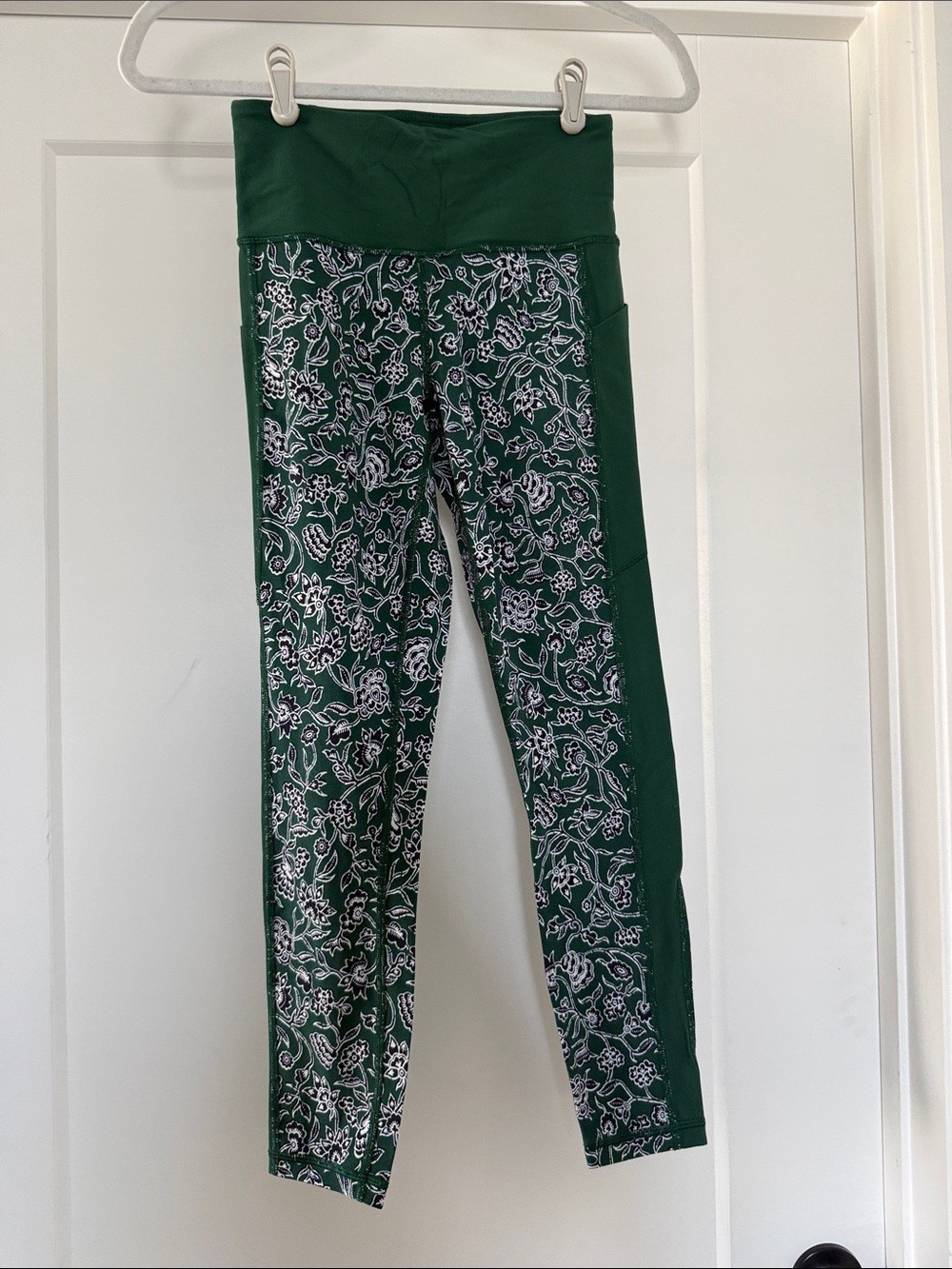 Athleta Green Floral Print Leggings with Side Pocket